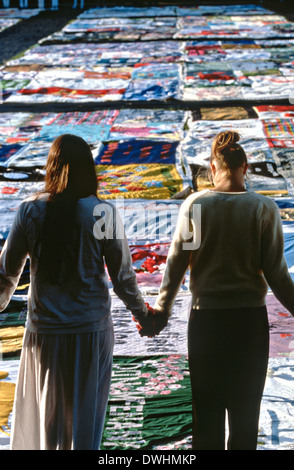 Volontari in pausa per un momento di silenzio dopo la diffusione di tutta l'AIDS Memorial Quilt lungo il National Mall Ottobre 11, 1996 a Washington, DC. Foto Stock