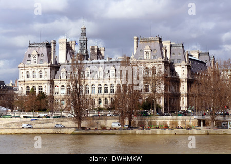 Vista su nel municipio di Parigi (Hotel de Ville ) dalla banchina a Parigi, Francia Foto Stock