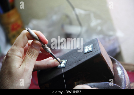 Gioielliere conia decorazioni di argento in officina di Toledo Foto Stock