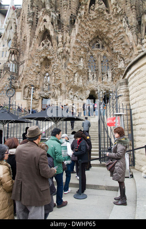 Turisti in fila per entrata visitando la Sagrada Familia a Barcellona Catalonia Spagna Foto Stock