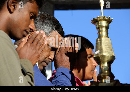 Pellegrini buddista in preda all'alba nel tempio al vertice di Adam's Peak (Sri Pada) in Sri Lanka Foto Stock