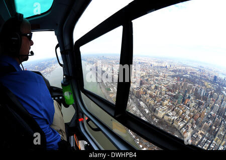 Un volo in elicottero sopra la città di New York, Stati Uniti d'America, 08 marzo 2014. Foto: FELIX HOERHAGER Foto Stock