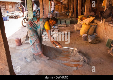 L' India , il Tamil Nadu , Chettinad , Karakaikudi , lady donna femmina in sari saree calcestruzzo Cemento in piastrelle fatte a mano la fabbrica Foto Stock