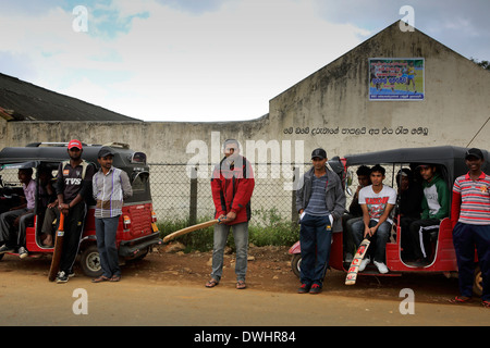 Giovane dello Sri Lanka maschi seduti in tuk tuk motor taxi al torneo di cricket Foto Stock