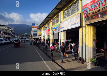 Pedoni in via principale di Nuwara Eliya in Sri Lanka highlands Foto Stock