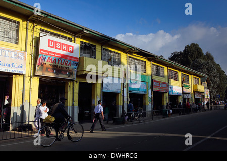 Pedoni in via principale di Nuwara Eliya in Sri Lanka highlands Foto Stock