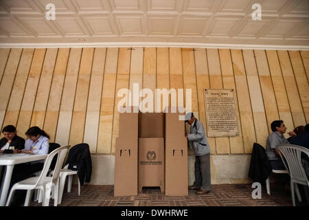 Bogotà, Colombia. 9 Mar 2014. Un residente getta il suo voto durante le elezioni parlamentari di Bogotà, capitale della Colombia, il 9 marzo 2014. Credito: Jhon Paz/Xinhua/Alamy Live News Foto Stock