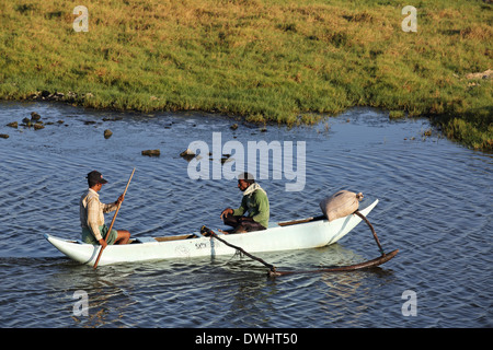 I pescatori in canoa in legno sulla laguna di Arugam Foto Stock