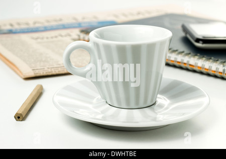 Tazza da caffè con giornali e smart phone sul tavolo per ufficio Foto Stock