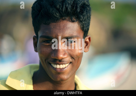 Ritratto di giovane felice dello Sri Lanka uomo Foto Stock