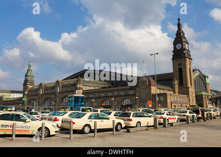 Amburgo, Germania - 20 Aprile 2010: Hauptbahnhof o stazione ferroviaria centrale nel centro di Amburgo, Germania. Foto Stock