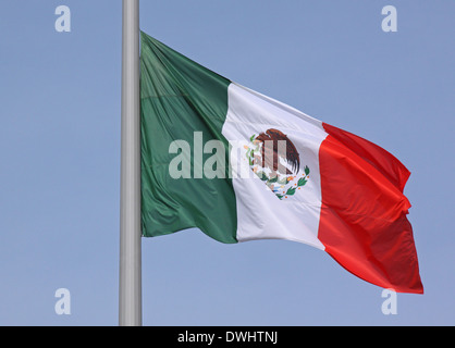 Bandiera del Messico nel cielo blu Foto Stock