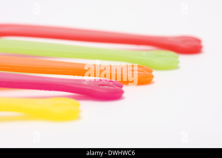 Posate di plastica gestisce in una linea Foto Stock