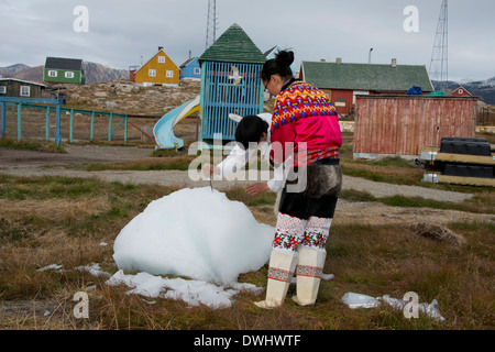 La Groenlandia, Disko Bay, Saqqaq (aka Sarqaq o Solsiden). Giovane, nei tradizionali costumi groenlandese. Foto Stock