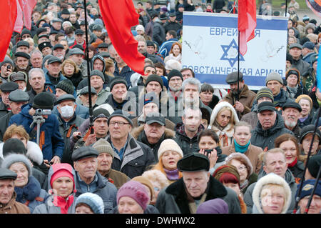 Odessa, Ucraina. 9 Marzo, 2014. Assemblea popolare 'campo di Kulikovo'. Questa dimostrazione nel campo Kulikovo, Odessa, Ucraina (l'Ucraina del sud), contro il nuovo governo di Kiev contro la nazionale-fascismo, per un referendum e a sostegno della Crimea e popoli della Crimea, Credito: KEN VOSAR/Alamy Live News Foto Stock