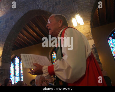 Bronxville, New York, USA, 9 marzo 2014. Il Reverendissimo Gene Robinson, ritirato il vescovo della Diocesi di New Hampshire della Chiesa Episcopale degli Stati Uniti d'America, offre un brioso sermone per la prima domenica di Quaresima presso la Chiesa di Cristo nel villaggio di Bro Foto Stock