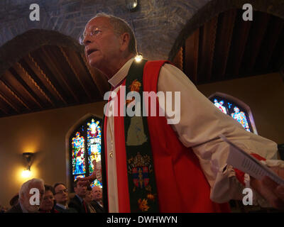 Bronxville, New York, USA, 9 marzo 2014. Il Reverendissimo Gene Robinson, ritirato il vescovo della Diocesi di New Hampshire della Chiesa Episcopale degli Stati Uniti d'America, offre un brioso sermone per la prima domenica di Quaresima presso la Chiesa di Cristo nel villaggio di Bro Foto Stock