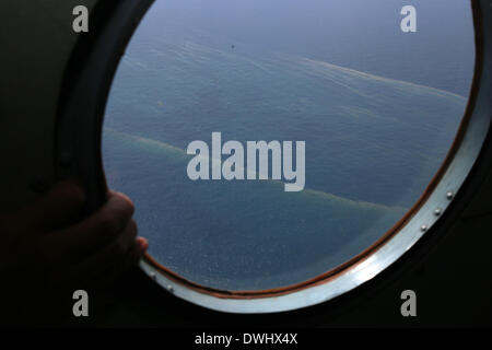 Ho Chi Minh, Vietnam. 9 Mar 2014. Foto scattata il 9 marzo 2014 mostra una veduta aerea di una chiazza di petrolio visto da un vietnamita elicottero militare presso l'area di ricerca per la mancanza della Malaysian Airlines circa 300 chilometri a sud-ovest di Ca Mau Cape, Vietnam, 9 marzo 2014. Il Vietnam militari inviati due elicotteri da Ca Mau Airport per la zona di mare in cui sospetti di chiazze di petrolio sono stati rilevati. © VNA/Xinhua/Alamy Live News Foto Stock