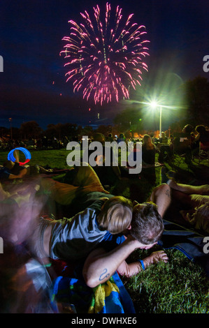 La gente guarda i fuochi d'artificio in Lakewood, OH. Foto Stock