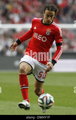 Lisboa Lisboa, Portogallo. 9 Mar 2014. Benfica di avanzamento serbo Lazar Markovic controlla la sfera durante la Zon Sagres League football match SL Benfica vs Estoril a Luz Stadium di Lisbona. © Filipe Amorim/NurPhoto/ZUMAPRESS.com/Alamy Live News Foto Stock