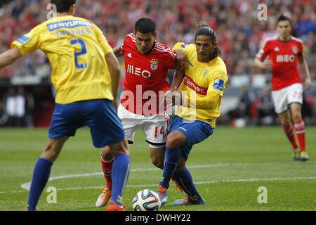 Lisboa Lisboa, Portogallo. 9 Mar 2014. Benfica il difensore uruguayano Maxi Pereira contende a Estoril il difensore portoghese Tiago Gomes durante la Zon Sagres League football match SL Benfica vs Estoril a Luz Stadium di Lisbona. © Filipe Amorim/NurPhoto/ZUMAPRESS.com/Alamy Live News Foto Stock