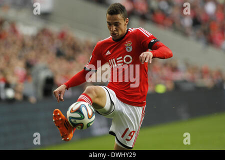 Lisboa Lisboa, Portogallo. 9 Mar 2014. Il Benfica lo spagnolo avanti Rodrigo Machado controlla la sfera durante la Zon Sagres League football match SL Benfica vs Estoril a Luz Stadium di Lisbona. © Filipe Amorim/NurPhoto/ZUMAPRESS.com/Alamy Live News Foto Stock