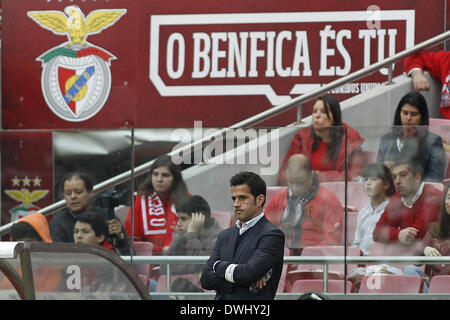 Lisboa Lisboa, Portogallo. 9 Mar 2014. Estoril portoghese del capo allenatore Marco Silva guarda al campo durante la Zon Sagres League football match SL Benfica vs Estoril a Luz Stadium di Lisbona. © Filipe Amorim/NurPhoto/ZUMAPRESS.com/Alamy Live News Foto Stock