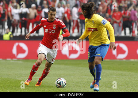 Lisboa Lisboa, Portogallo. 9 Mar 2014. Il Benfica lo spagnolo avanti Rodrigo Machado contende a Estoril il difensore portoghese Tiago Gomes durante la Zon Sagres League football match SL Benfica vs Estoril a Luz Stadium di Lisbona. © Filipe Amorim/NurPhoto/ZUMAPRESS.com/Alamy Live News Foto Stock