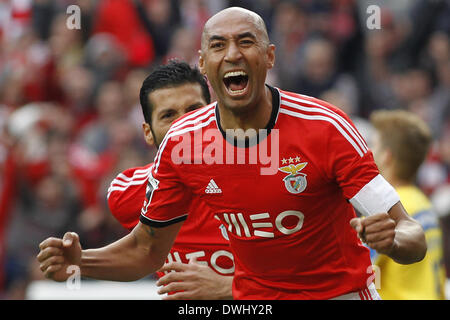 Lisboa Lisboa, Portogallo. 9 Mar 2014. Benfica il brasiliano defender Anderson Silva ''di Luisao" celebra i punteggi dopo un obiettivo durante la Zon Sagres League football match SL Benfica vs Estoril a Luz Stadium di Lisbona. © Filipe Amorim/NurPhoto/ZUMAPRESS.com/Alamy Live News Foto Stock