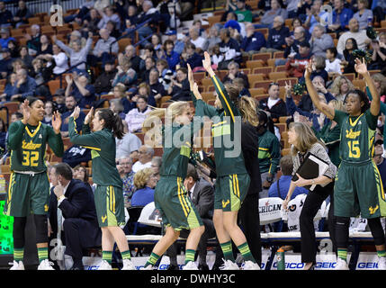 Uncasville, CT, Stati Uniti d'America. 9 Mar 2014. Domenica 9 marzo, 2014: La Florida del Sud panchina festeggia tre punti di cestello durante la seconda metà della American Athletic Conference womens basketball semi-finale di partita del torneo tra il sud della Florida e Louisville a Mohegan Sun Arena di Uncasville, CT. Louisville ha vinto in un serrato gioco 60-56. Bill Shettle / Cal Sport Media. © csm/Alamy Live News Foto Stock