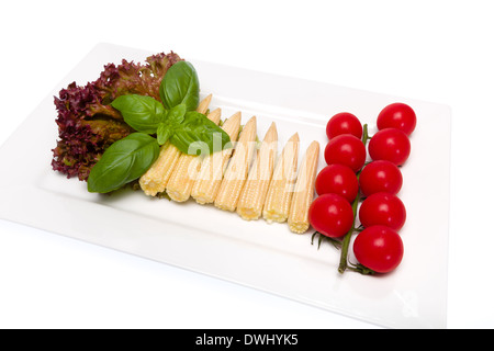 Baby il mais e i pomodori ciliegia con basilico Foto Stock