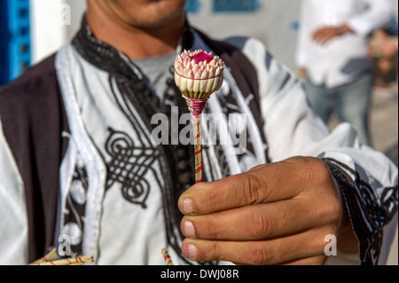 Il Nord Africa, Tunisia, Sidi Bou Said. Gelsomino street venditore. Foto Stock