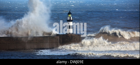 Onde che si infrangono sulle Seaham faro sulla costa nord-orientale dell'Inghilterra. Foto Stock