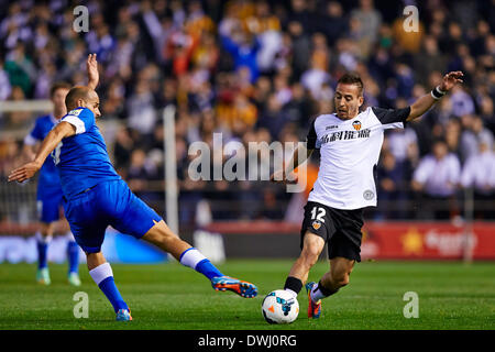 Valencia, Spagna. 09Mar, 2014. Defender Joao Pereira di Valencia CF (R) prende il centrocampista Mikel Rico atletico Bibao (L) durante la Liga gioco tra Valencia CF e atletico Bibao a Mestalla stadio, Valencia © Azione Sport Plus/Alamy Live News Foto Stock