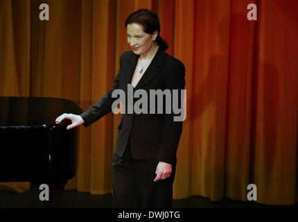 Francoforte, Germania. 9 Mar 2014. Il tedesco alto Ruth Zetzsche esegue in un concerto presso il teatro internazionale di Francoforte, Repubblica federale di Germania il 9 marzo 2014. Ruth Zetzsche invitato il pubblico a revel in canzoni di amore e di ballate nel suo concerto di domenica sera. Ruth Zetzsche è nato in una famiglia musicale di Lipsia della Germania ed è riconosciuta per la sua creatività e di espressione unica con il suo proprio stile musicale. © Luo Huanhuan/Xinhua/Alamy Live News Foto Stock