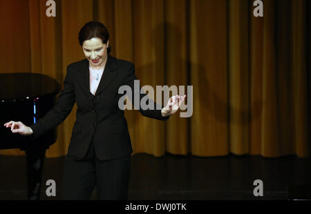 Francoforte, Germania. 9 Mar 2014. Il tedesco alto Ruth Zetzsche esegue in un concerto presso il teatro internazionale di Francoforte, Repubblica federale di Germania il 9 marzo 2014. Ruth Zetzsche invitato il pubblico a revel in canzoni di amore e di ballate nel suo concerto di domenica sera. Ruth Zetzsche è nato in una famiglia musicale di Lipsia della Germania ed è riconosciuta per la sua creatività e di espressione unica con il suo proprio stile musicale. © Luo Huanhuan/Xinhua/Alamy Live News Foto Stock