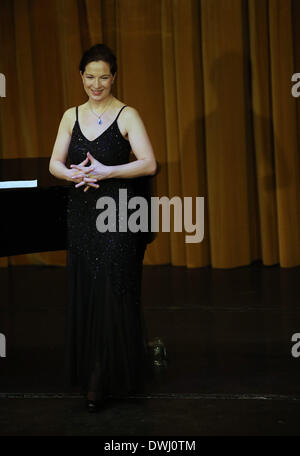 Francoforte, Germania. 9 Mar 2014. Il tedesco alto Ruth Zetzsche esegue in un concerto presso il teatro internazionale di Francoforte, Repubblica federale di Germania il 9 marzo 2014. Ruth Zetzsche invitato il pubblico a revel in canzoni di amore e di ballate nel suo concerto di domenica sera. Ruth Zetzsche è nato in una famiglia musicale di Lipsia della Germania ed è riconosciuta per la sua creatività e di espressione unica con il suo proprio stile musicale. © Luo Huanhuan/Xinhua/Alamy Live News Foto Stock