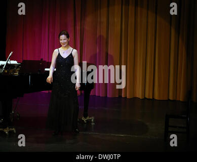 Francoforte, Germania. 9 Mar 2014. Il tedesco alto Ruth Zetzsche esegue in un concerto presso il teatro internazionale di Francoforte, Repubblica federale di Germania il 9 marzo 2014. Ruth Zetzsche invitato il pubblico a revel in canzoni di amore e di ballate nel suo concerto di domenica sera. Ruth Zetzsche è nato in una famiglia musicale di Lipsia della Germania ed è riconosciuta per la sua creatività e di espressione unica con il suo proprio stile musicale. © Luo Huanhuan/Xinhua/Alamy Live News Foto Stock