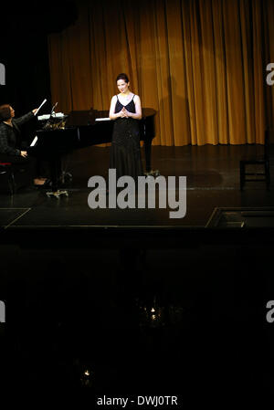 Francoforte, Germania. 9 Mar 2014. Il tedesco alto Ruth Zetzsche esegue in un concerto presso il teatro internazionale di Francoforte, Repubblica federale di Germania il 9 marzo 2014. Ruth Zetzsche invitato il pubblico a revel in canzoni di amore e di ballate nel suo concerto di domenica sera. Ruth Zetzsche è nato in una famiglia musicale di Lipsia della Germania ed è riconosciuta per la sua creatività e di espressione unica con il suo proprio stile musicale. © Luo Huanhuan/Xinhua/Alamy Live News Foto Stock