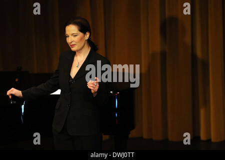 Francoforte, Germania. 9 Mar 2014. Il tedesco alto Ruth Zetzsche esegue in un concerto presso il teatro internazionale di Francoforte, Repubblica federale di Germania il 9 marzo 2014. Ruth Zetzsche invitato il pubblico a revel in canzoni di amore e di ballate nel suo concerto di domenica sera. Ruth Zetzsche è nato in una famiglia musicale di Lipsia della Germania ed è riconosciuta per la sua creatività e di espressione unica con il suo proprio stile musicale. © Luo Huanhuan/Xinhua/Alamy Live News Foto Stock