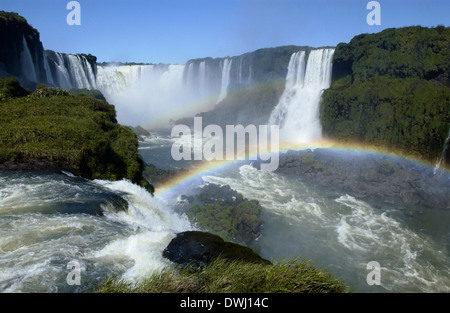 Rainbows in spray di cascate di Iguazu sul confine del Brasile e Argentina. Foto Stock