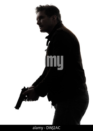 Un uomo killer poliziotto holding gun silhouette studio sfondo bianco Foto Stock