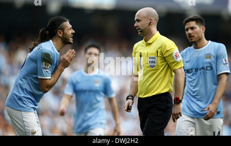 Manchester. 9 Mar 2014. Martin DEMICHELIS (L) del Manchester City perora a arbitro Anthony Taylor durante la FA Cup quarterfinal match tra Manchester City e Wigan al Etihad Stadium di Manchester, Gran Bretagna il 9 marzo 2014. Il Manchester City ha perso 1-2. © Wang Lili/Xinhua/Alamy Live News Foto Stock