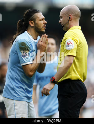 Manchester. 9 Mar 2014. Martin DEMICHELIS (L) del Manchester City perora a arbitro Anthony Taylor durante la FA Cup quarterfinal match tra Manchester City e Wigan al Etihad Stadium di Manchester, Gran Bretagna il 9 marzo 2014. Il Manchester City ha perso 1-2. © Wang Lili/Xinhua/Alamy Live News Foto Stock