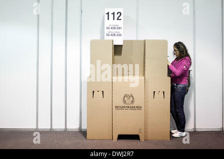 Bogotà, Colombia. 9 Mar 2014. Un residente getta il suo voto durante le elezioni legislative, a Bogotà, capitale della Colombia, il 9 marzo 2014. Colombia tenuto le elezioni parlamentari di domenica. Credito: Jhon Paz/Xinhua/Alamy Live News Foto Stock