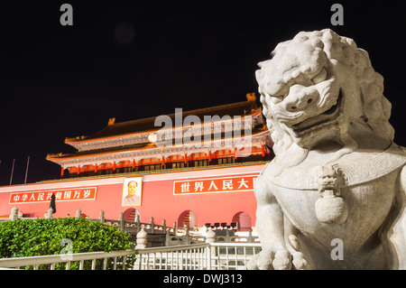 Porta di Tiananmen illuminata di notte a Pechino in Cina. Foto Stock