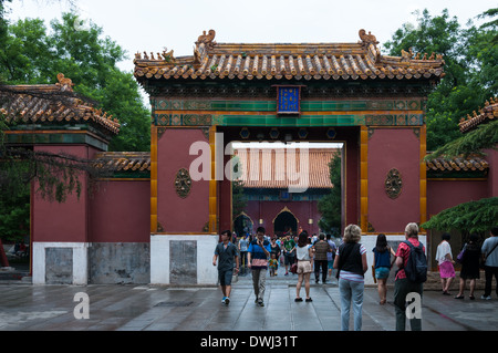 Architettura tradizionale cinese a Yonghegong il Tempio dei Lama a Pechino in Cina. Foto Stock