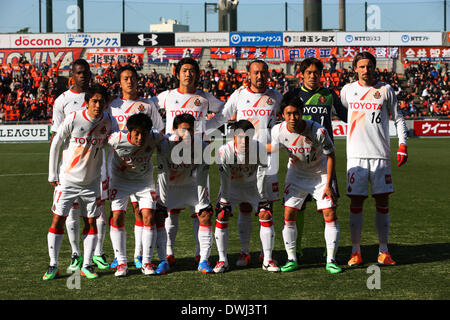 Un NACK5 Stadium Omiya, Saitama, Giappone. 8 Mar 2014. Nagoya Grampus gruppo team line-up, 8 marzo 2014 - Calcio : 2014 J.League Division 1, tra Omiya Ardija 1-2 Nagoya Grampus a NACK5 Stadium Omiya, Saitama, Giappone. © Giu Tsukida AFLO/sport/Alamy Live News Foto Stock