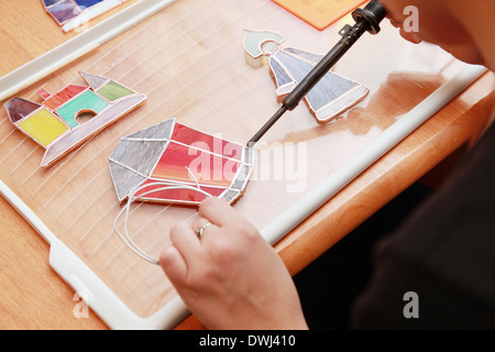 Lavorare con vetrate colorate piccolo negozio di souvenir Foto Stock