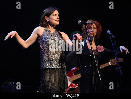 St Albans, Hertfordshire, Regno Unito. Il 9 marzo 2014. Sadie e il Hotheads - fronteggiata da Elizabeth McGovern (che gioca a Lady Cora, contessa di Grantham, in televisori 'Downton Abbey') suonare dal vivo a lui Alban Arena, St Albans, Hertfordshire il 9 marzo 2014 Foto di Keith Mayhew/Alamy Live News Foto Stock